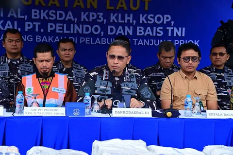 Komandan Komando Daerah TNI Angkatan Laut (Dankodaeral) III Laksamana Muda TNI Uki Prasetia (tengah) didampingi Senior Manager Commercial PT Pelindo Regional II Tanjung Priok Chandra Irawan (kiri) dan Kepala Seksi KSDA Wilayah III BKSDA Jakarta Irfani (kanan) menyampaikan keterangan pada konferensi pers penangkapan dua kontainer arang bakau di Cargo Distribution Center (CDC) Banda, Pelabuhan Tanjung Priok, Jakarta, Jumat (30/1/2026).