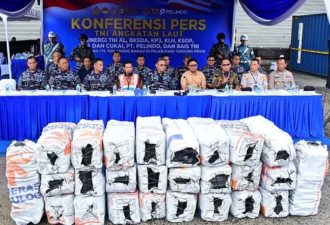 Komandan Komando Daerah TNI Angkatan Laut (Dankodaeral) III Laksamana Muda TNI Uki Prasetia (tengah) didampingi Senior Manager Commercial PT Pelindo Regional II Tanjung Priok Chandra Irawan (kiri) dan Kepala Seksi KSDA Wilayah III BKSDA Jakarta Irfani (kanan) menyampaikan keterangan pada konferensi pers penangkapan dua kontainer arang bakau di Cargo Distribution Center (CDC) Banda, Pelabuhan Tanjung Priok, Jakarta, Jumat (30/1/2026).