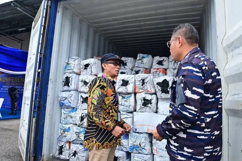 Komandan Komando Daerah TNI Angkatan Laut (Dankodaeral) III Laksamana Muda TNI Uki Prasetia (kanan) didampingi Kepala Seksi Wilayah I Jakarta Gakkumhut Jabalnusra Sollu Batara meninjau barang bukti pada konferensi pers penangkapan dua kontainer arang bakau di Cargo Distribution Center (CDC) Banda, Pelabuhan Tanjung Priok, Jakarta, Jumat (30/1/2026).