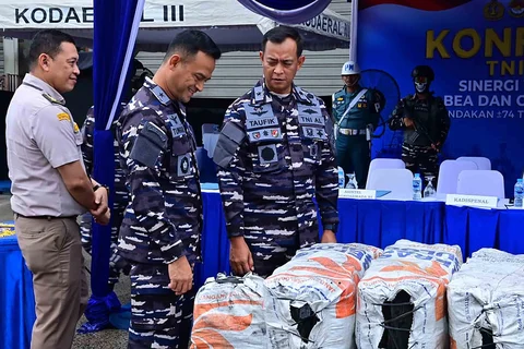 Penangkapan dua kontainer arang bakau di Cargo Distribution Center (CDC) Banda, Pelabuhan Tanjung Priok, Jakarta, Jumat (30/1/2026).