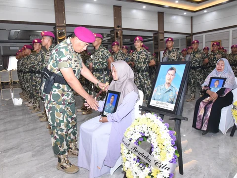 23 prajurit marinir dianugerahi kenaikan pangkat luar biasa