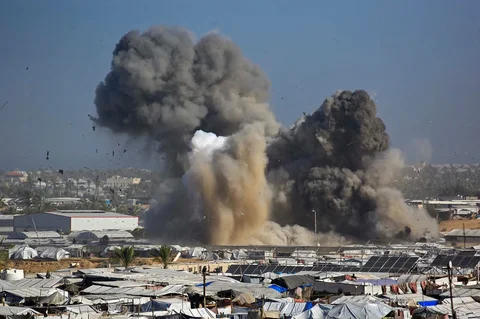 Asap hitam  membubung saat serangan udara Israel terhadap tenda yang menampung pengungsi Palestinal di sebelah barat Khan Yunis, Jalur Gaza Selatan, Sabtu (31/01/2026).