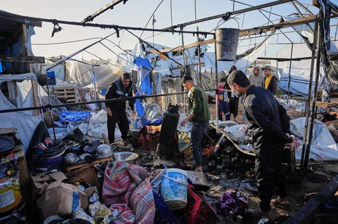 Warga Palestina memeriksa kerusakan pada tenda yang terkena serangan Israel di Khan Younis, di Jalur Gaza selatan, Sabtu, (31/01/2026).