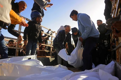Warga Palestina membawa jenazah orang-orang yang dilaporkan tewas akibat serangan udara Israel ke dalam sebuah kendaraan di Khan Yunis, Jalur Gaza Selatan,  Sabtu (31/01/2026).