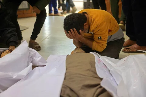 Keluarga menangis di samping jenazah warga Palestina yang dilaporkan tewas akibat serangan udara Israel, di Khan Yunis, Jalur Gaza Selatan, Sabtu (31/01/2026).