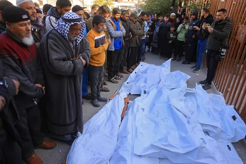 Warga Palestina melaksanakan salat jenazah di samping jenazah orang-orang yang dilaporkan tewas akibat serangan udara Israel, di Khan Yunis, Jalur Gaza Selatan, Sabtu (31/01/2026).
