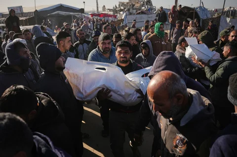 Seorang pria Palestina membawa jenazah Sham Abu Hadaiyd, yang tewas dalam serangan Israel terhadap sebuah tenda di Khan Younis, Jalur Gaza,  Sabtu, (31/01/2026).