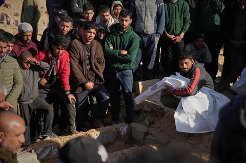 Jenazah Sham Abu Hadaiyd, yang tewas dalam serangan Israel, saat pemakaman  di Khan Younis, Jalur Gaza, Sabtu, (31/01/2026).