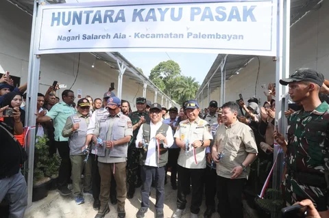 Mendagri Tito Karnavian saat meninjau pembangunan Hunian Sementara (Huntara)