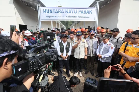 Mendagri Tito Karnavian saat meninjau pembangunan Hunian Sementara (Huntara)