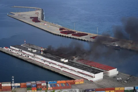 Asap mengepul dari dermaga setelah ledakan terdengar di pelabuhan La Guaira, Venezuela, Sabtu (03/0/2026) waktu setempat.