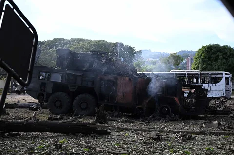 Sebuah kendaraan pencegat rudal yang terbakar terlihat di pangkalan udara La Carlota di Caracas, Venezuela,  Sabtu (03/0/2026) waktu setempat.