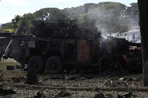 Sebuah kendaraan pencegat rudal yang terbakar terlihat di pangkalan udara La Carlota di Caracas, Venezuela,  Sabtu (03/0/2026) waktu setempat.