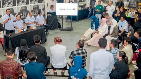 Menteri Ekonomi Kreatif/Kepala Badan Ekonomi Kreatif Teuku Riefky Harsya meninjau ruang kreatif di kawasan Braga dan Pasar Cihapit