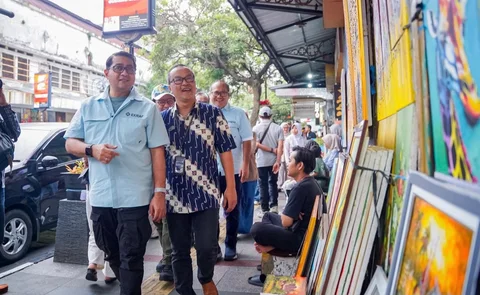 Menteri Ekonomi Kreatif/Kepala Badan Ekonomi Kreatif Teuku Riefky Harsya meninjau ruang kreatif di kawasan Braga dan Pasar Cihapit