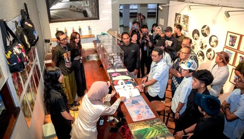 Menteri Ekonomi Kreatif/Kepala Badan Ekonomi Kreatif Teuku Riefky Harsya meninjau ruang kreatif di kawasan Braga dan Pasar Cihapit