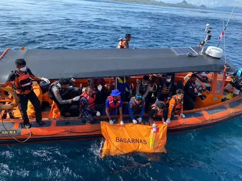 Tim SAR gabungan mengevakuasi satu jenazah WNA Spanyol diantara perairan Pulau Padar dan Pulau Serai, Labuan Bajo, Nusa Tenggara Timur (NTT), Minggu (04/01/2025)