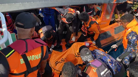 Tim SAR gabungan mengevakuasi satu jenazah WNA Spanyol diantara perairan Pulau Padar dan Pulau Serai, Labuan Bajo, Nusa Tenggara Timur (NTT), Minggu (04/01/2025)