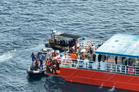 Tim SAR gabungan mengevakuasi satu jenazah WNA Spanyol diantara perairan Pulau Padar dan Pulau Serai, Labuan Bajo, Nusa Tenggara Timur (NTT), Minggu (04/01/2025)