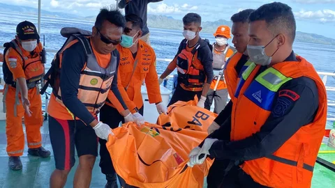 Tim SAR gabungan mengevakuasi satu jenazah WNA Spanyol diantara perairan Pulau Padar dan Pulau Serai, Labuan Bajo, Nusa Tenggara Timur (NTT), Minggu (04/01/2025)