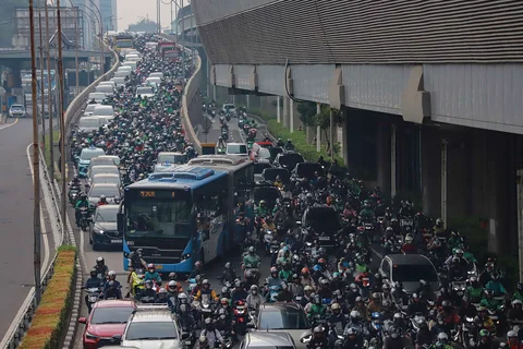 Pengendara terjebak macet saat hari pertama masuk kerja dan sekolah 2026 di di Jalan Jenderal Gatot Subroto, Jakarta, Senin (05/01/2026).