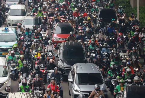 Pengendara terjebak macet saat hari pertama masuk kerja dan sekolah 2026 di di Jalan Jenderal Gatot Subroto, Jakarta, Senin (05/01/2026).