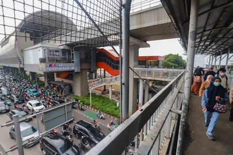 Pengendara terjebak macet saat hari pertama masuk kerja dan sekolah 2026 di di Jalan Jenderal Gatot Subroto, Jakarta, Senin (05/01/2026).