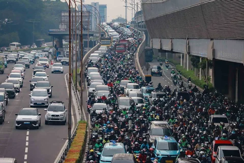 Pengendara terjebak macet saat hari pertama masuk kerja dan sekolah 2026 di di Jalan Jenderal Gatot Subroto, Jakarta, Senin (05/01/2026).