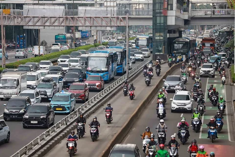 Pengendara kendaraan terjebak macet saat hari pertama masuk kerja dan sekolah 2026 di di Jalan Jenderal Gatot Subroto, Jakarta, Senin (05/01/2026).