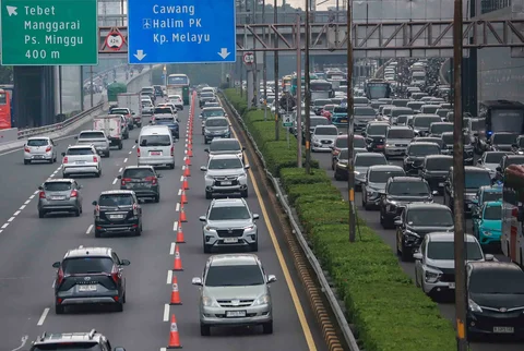 Pengendara kendaraan melintasi jalur contra flow saat hari pertama masuk kerja dan sekolah 2026 di di Jalan Jenderal Gatot Subroto, Jakarta, Senin (05/01/2026).