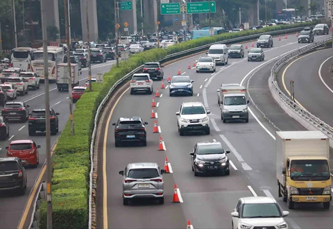 Pengendara kendaraan melintasi jalur contra flow saat hari pertama masuk kerja dan sekolah 2026 di di Jalan Jenderal Gatot Subroto, Jakarta, Senin (05/01/2026).
