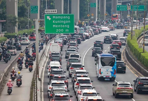 Pengendara terjebak macet saat hari pertama masuk kerja dan sekolah 2026 di di Jalan Jenderal Gatot Subroto, Jakarta, Senin (05/01/2026).