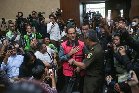 Mantan Mendikbudristek Nadiem Anwar Makarim saat menghadiri sidang pembacaan dakwaan kasus dugaan korupsi  di Pengadilan Tipikor Jakarta, Senin (05/01/2026).