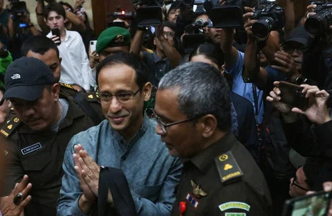 Mantan Mendikbudristek Nadiem Anwar Makarim saar menghadiri sidang pembacaan dakwaan kasus dugaan korupsi  di Pengadilan Tipikor Jakarta, Senin (05/01/2026).