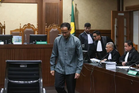 Mantan Mendikbudristek Nadiem Anwar Makarim saat menghadiri sidang pembacaan dakwaan kasus dugaan korupsi  di Pengadilan Tipikor Jakarta, Senin (05/01/2026).