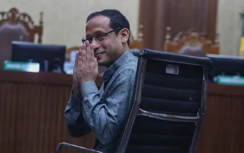 Mantan Mendikbudristek Nadiem Anwar Makarim saat menghadiri sidang pembacaan dakwaan kasus dugaan korupsi  di Pengadilan Tipikor Jakarta, Senin (05/01/2026).