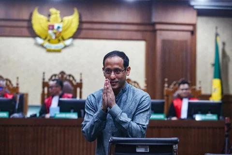 Mantan Mendikbudristek Nadiem Anwar Makarim saat menghadiri sidang pembacaan dakwaan kasus dugaan korupsi  di Pengadilan Tipikor Jakarta, Senin (05/01/2026).