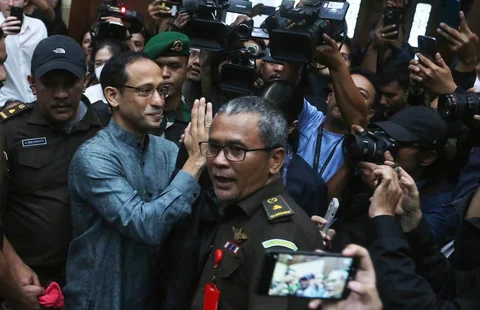 Mantan Mendikbudristek Nadiem Anwar Makarim saat menghadiri sidang pembacaan dakwaan kasus dugaan korupsi  di Pengadilan Tipikor Jakarta, Senin (05/01/2026).