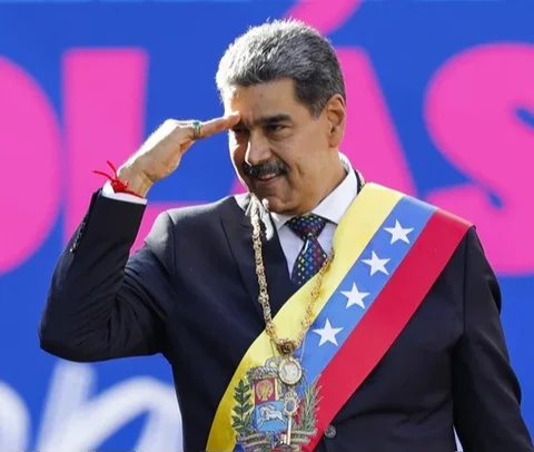 Presiden Venezuela Nicol&aacute;s Maduro menyapa para pendukungnya pada hari pelantikannya untuk masa jabatan ketiga di istana kepresidenan Miraflores, Caracas, Venezuela, 10 Januari 2025.&nbsp;(Dok. AP Photo/Cristian Hernandez)