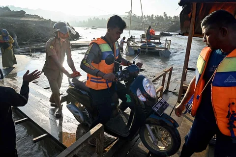 Warga menggunakan rakit  untuk menyeberangi sungai Peusangan di Ulee Jalan, Peusangan Selatan, Bireuen, Aceh, Senin (05/01/2026).