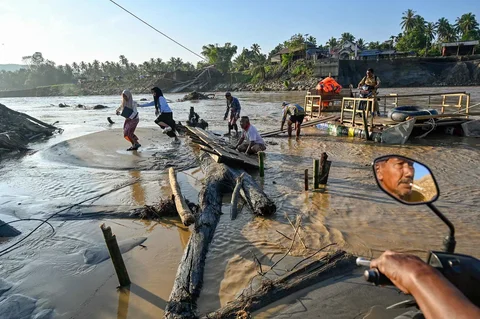 Warga menggunakan rakit  untuk menyeberangi sungai Peusangan di Ulee Jalan, Peusangan Selatan, Bireuen, Aceh, Senin (05/01/2026).