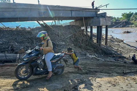 Warga usai  menggunakan rakit  untuk menyeberangi sungai Peusangan di Ulee Jalan, Peusangan Selatan, Bireuen, Aceh, Senin (05/01/2026).
