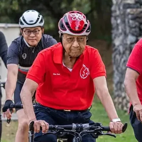 Perdana Menteri Malaysia saat ini, Anwar Ibrahim, turut menyampaikan ucapan selamat ulang tahun ke-100 atau 1 abad ke Mahathir Mohamad. (Instagram @anwaribrahim_my)