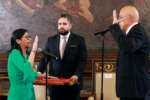 Wakil Presiden Venezuela Delcy Rodriguez (kiri) mengucapkan sumpah sebagai Presiden sementara Venezuela di hadapan Ketua Majelis Nasional Venezuela Jorge Rodriguez (kanan) dan Wakil Nicolas Maduro Guerra (tengah) selama sidang Majelis Nasional di Caracas, Venezuela, Senin (05/01/2026).