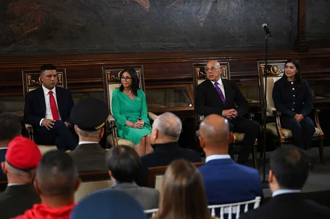 Presiden sementara Venezuela Delcy Rodriguez (kedua dari kiri), Ketua Majelis Nasional Jorge Rodriguez (kedua dari kanan), Wakil Ketua Pertama Majelis Nasional Pedro Infante (kiri) dan Wakil Ketua Kedua Grecia Colmenares saat menghadiri sidang Majelis Nasional di Caracas,  Venezuela, Senin (05/01/2026).