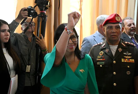 Presiden sementara Venezuela, Delcy Rodriguez, mengacungkan tangan  setelah sidang Majelis Nasional di Caracas, Venezuela, Senin (05/01/2026).
