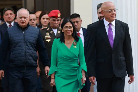 Presiden sementara Venezuela, Delcy Rodriguez (tengah); Menteri Dalam Negeri Venezuela, Diosdado Cabello (kiri); dan Ketua Majelis Nasional Venezuela, Jorge Rodriguez (kanan), berjalan setelah mengucapkan sumpah dalam sebuah upacara di Majelis Nasional di Caracas Venezuela, Senin (05/01/2026).
