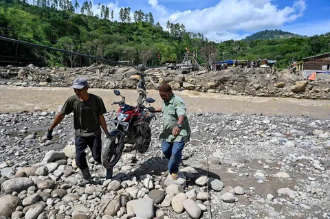 Warga menggunakan tali untuk menyeberangi sungai pascabanjir bandang di Ketol, Aceh, Selasa (06/01/2026).