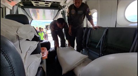 Kebut Distribusi Logistik, TNI AL Salurkan Bantuan Beras Lewat Udara untuk Korban Bencana di Gayo Lues