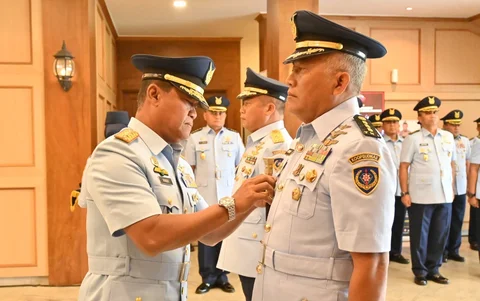 Panglima Koops Udara Nasional Marsdya TNI Minggit Tribowo memimpin upacara serah terima jabatan Kepala Kelompok Staf Ahli Koopsudnas di Makoopsudnas, Halim Perdanakusuma, Jakarta, Selasa (06/012026).